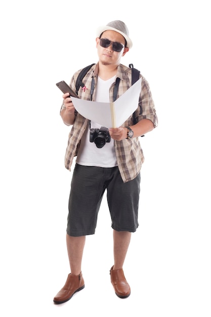 Asiático hombre mochilero turista con sombrero gafas de sol cámara y mochila mirando el mapa