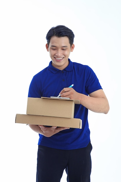 Asiático jovem bonito na camisa polo isolado no fundo branco