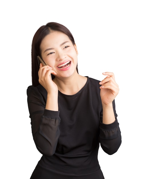 asiático joven mujer riendo feliz hablando por su teléfono celular