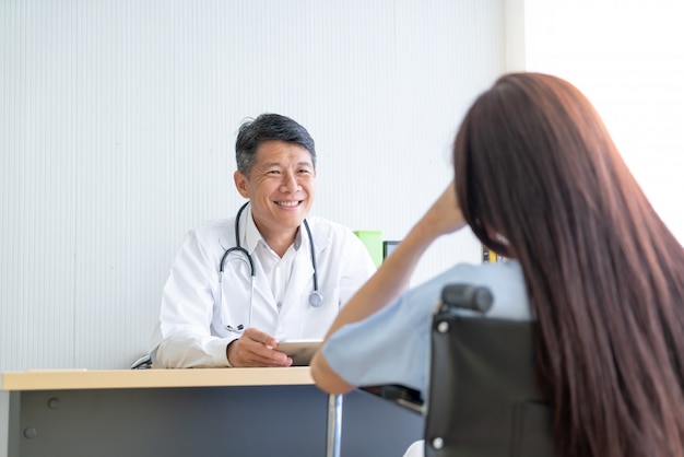 Asiático médico e paciente estão discutindo