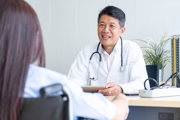 Asiático médico e paciente estão discutindo