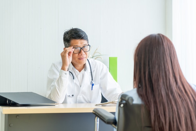 Asiático médico e paciente são consulta