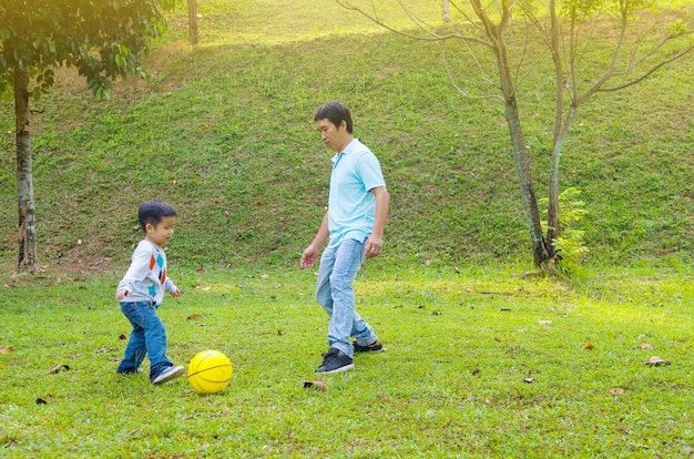 Asiático padre e hijo tiempo al aire libre disfrute, gente asiática jugando