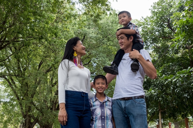 Asiático pai, mãe e filho no parque.