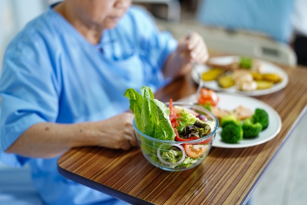 Asiático, sênior, ou, idoso, senhora velha, mulher, paciente, comer, café manhã, alimento saudável