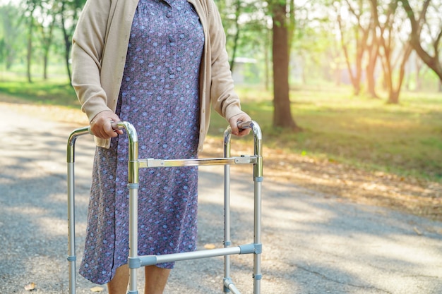 Asiático, sênior, ou, idoso, senhora velha, mulher, paciente, passeio, com, caminhante, em, parque