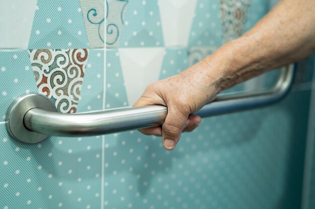 Asiático sênior ou idoso senhora velha mulher paciente uso da casa de banho alça segurança na enfermaria do hospital enfermaria saudável forte conceito médico