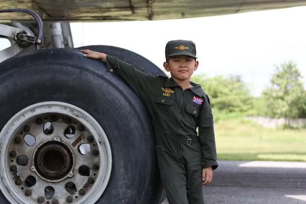 Foto asiatico en uniforme militar