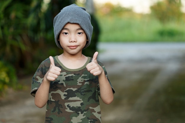 Asiatico en uniforme militar