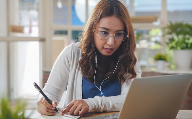 Los asiáticos estudian un curso en línea a través de internet desde una computadora portátil