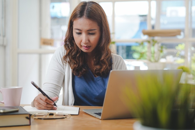 Foto los asiáticos estudian cursos en línea a través de internet en casa.