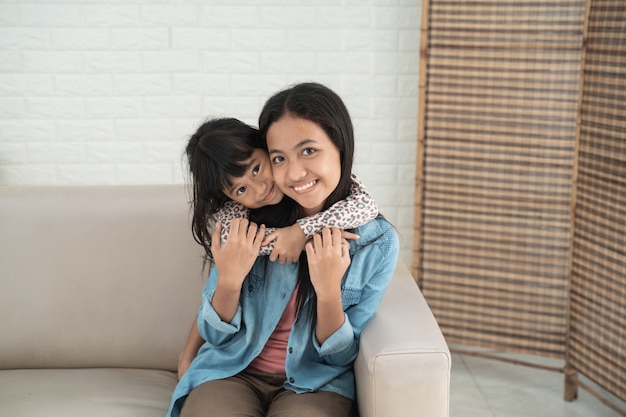 Asiáticos lindos hermanos felices sonriendo