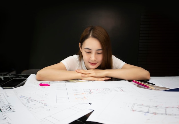 Asiatin-Designerphantasie auf Architekturplanplan auf Papier