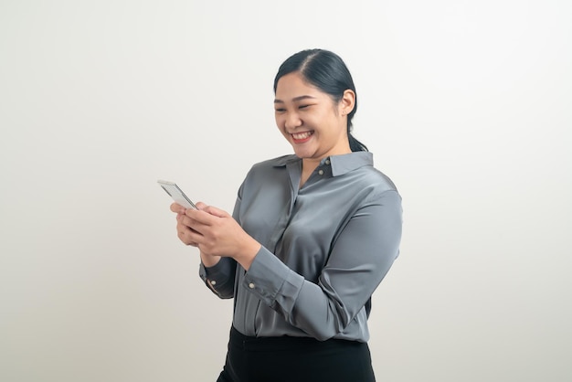Asiatin, die Smartphone oder Handy auf weißem Hintergrund verwendet
