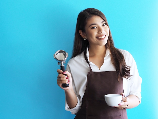 Asiatin im barista Konzept auf blauem Hintergrund