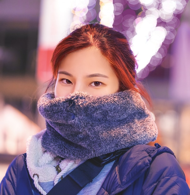Asiatin im dicken Winterkleidungsporträt