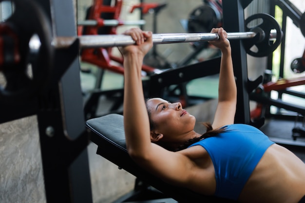 Foto asiatin im fitnessstudio