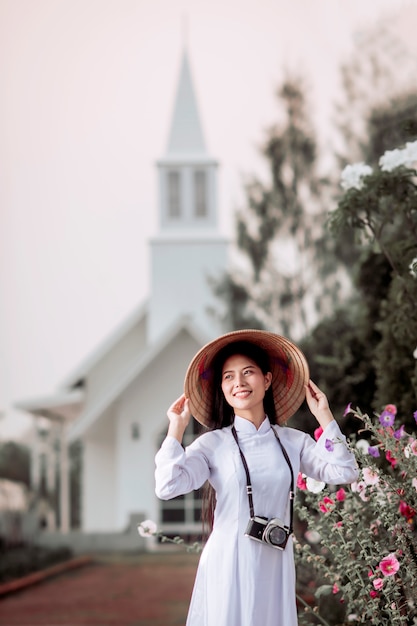 Asiatin In traditionellen vietnamesischen Trachten Stehend posierend beim Fotografieren der christlichen Kirche