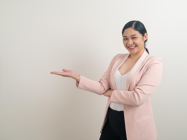 Asiatin mit der Hand, die auf Wand sich darstellt