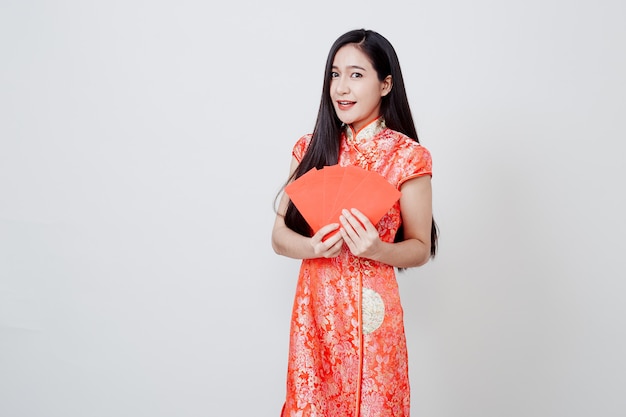 Asiatinkleidtraditionelles cheongsam auf Weiß