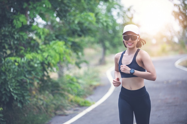 Asiatinnen, die während im Freien auf Stadtlauf laufen und rütteln