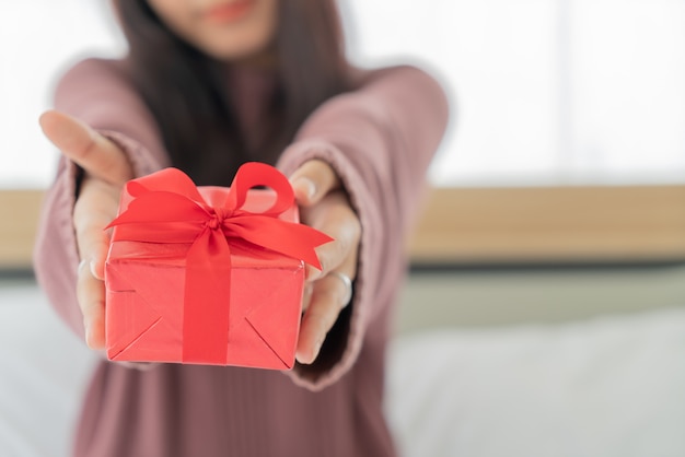 Asiatinnen freuen sich über eine Geschenkbox