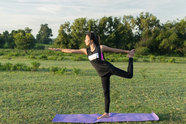 Asiatinnen üben Yoga