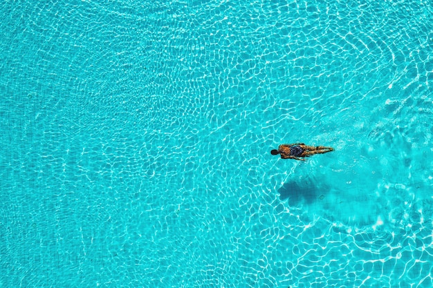 Asiatinschwimmen in der Poolansicht von oben