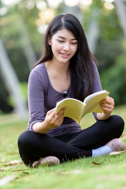 AsiatinStudent auf dem Campus