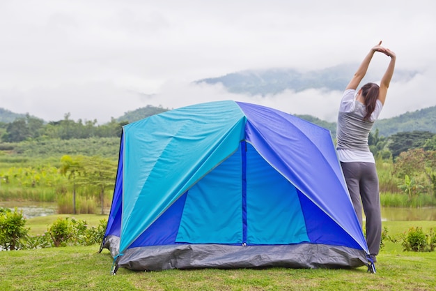 Asiatinübung neben Campingzelt