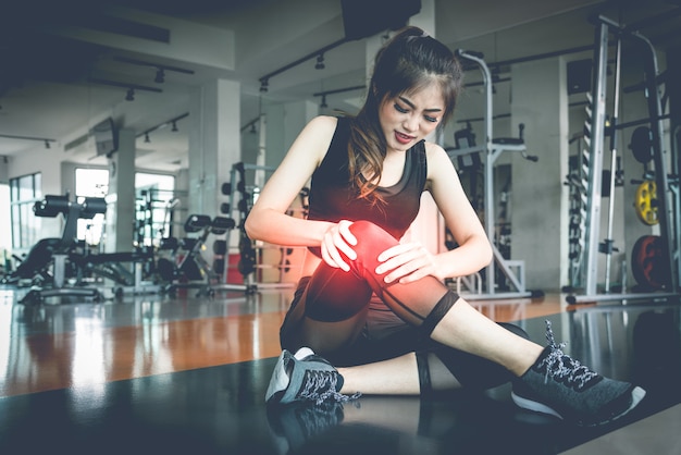 Asiatinverletzungen während des Trainings am Knie in der Eignungsturnhalle