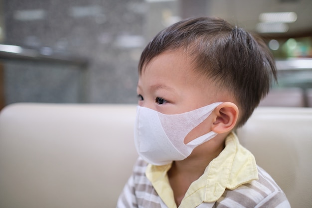 Asiatische 2 - 3 Jahre alte Kleinkindjungen tragen medizinische Schutzmaske, Konzept der Coronavirus-Quarantänen und Luftverschmutzung pm2.5 Konzept