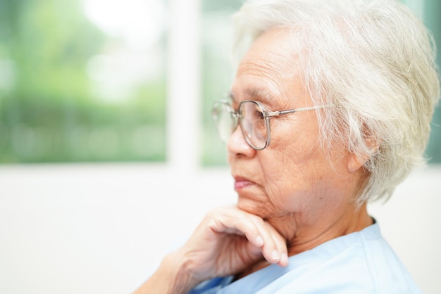 Asiatische ältere Frau mit Brille oder Sehbrille in der häuslichen Pflege