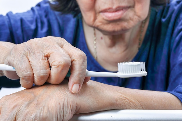 Asiatische ältere Frau mit einer Zahnbürste. Zahngesundheit