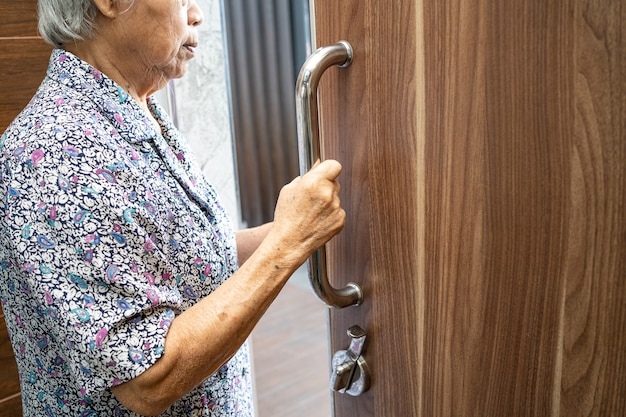 Asiatische ältere Frau Patient verwenden Toilette Badezimmergriff Sicherheit.