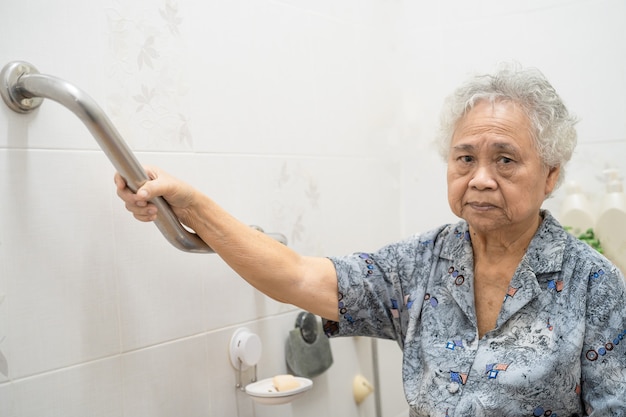 Asiatische ältere Frau Patient verwenden Toilette Badezimmergriff Sicherheit.