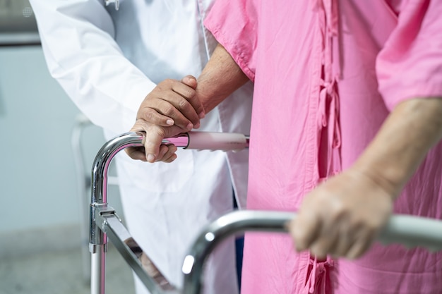 Asiatische ältere Frau Patientenspaziergang mit Wanderer im Krankenhaus
