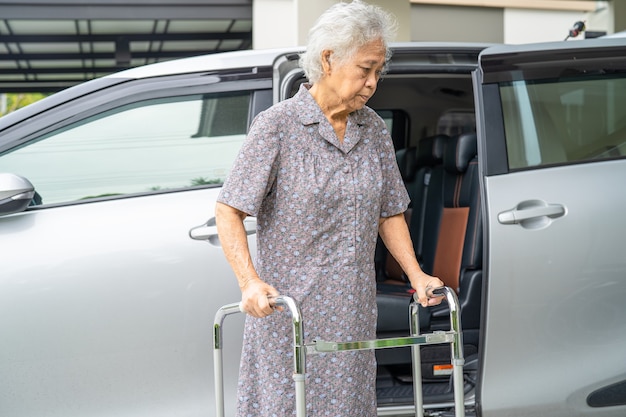 Asiatische ältere Frau Patientenweg mit Gehhilfe bereiten Sie sich vor, um zu ihrem gesunden, starken medizinischen Konzept zu gelangen