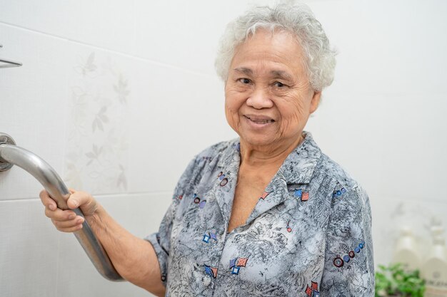 Foto asiatische ältere oder ältere alte dame patientin benutzt das toilett badezimmer handgelenk sicherheit in der pflege krankenhausstation gesundes starkes medizinisches konzept