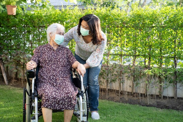 Asiatische ältere oder ältere alte Dame Patientin im Rollstuhl im Park, gesundes starkes medizinisches Konzept gesundes starkes medizinisches Konzept