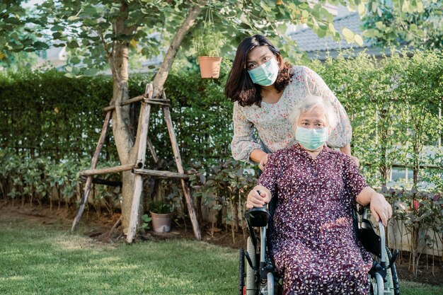 Asiatische ältere oder ältere alte Dame Patientin im Rollstuhl im Park, gesundes starkes medizinisches Konzept gesundes starkes medizinisches Konzept