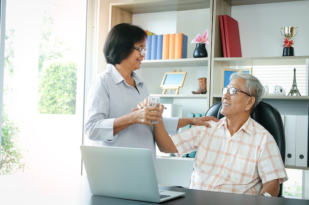 Asiatische ältere Paare sind glücklich im Ruhestand, passen aufeinander auf. Konzept der Krankenversicherung, Sozialversicherung