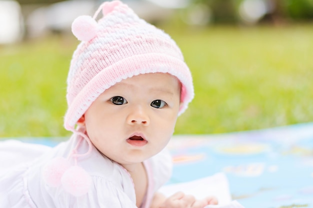 Asiatische Babylüge anfällig auf dem Boden am Park