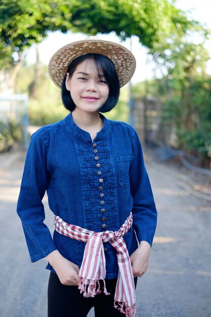 Asiatische Bäuerin in traditioneller Tracht