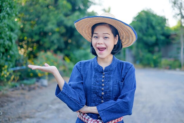 Asiatische Bäuerin lächelt wow Gesicht trägt traditionelles Kostüm