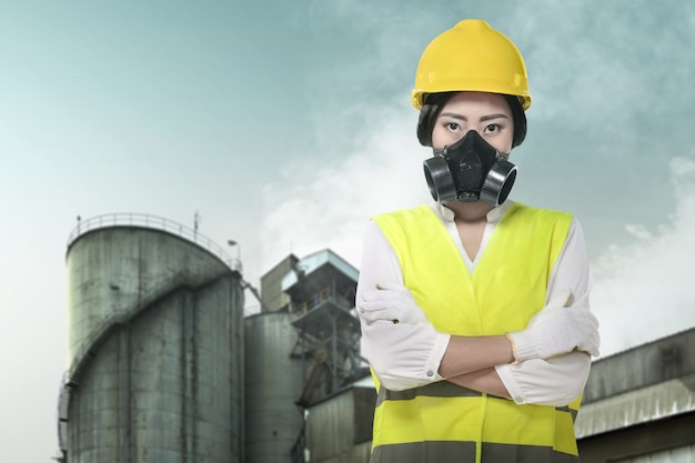 Asiatische Bauingenieurfrau, die eine Schutzmaske verwendet, um sie gegen Luftverschmutzung zu schützen