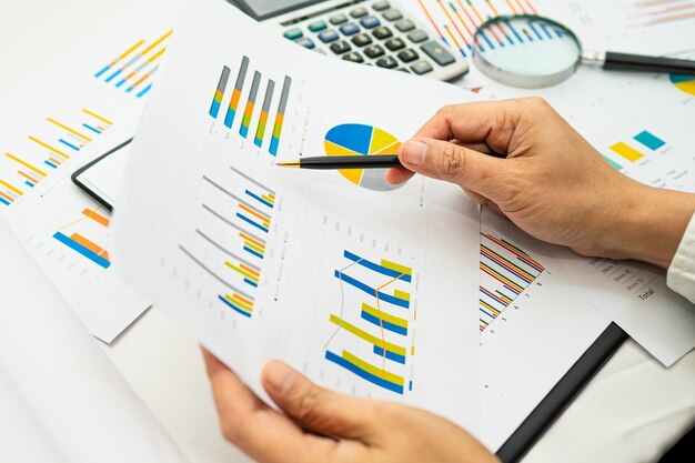 Asiatische Buchhalterarbeitsprojektbuchhaltung mit Diagramm.