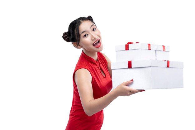 Asiatische Chinesin in einem Cheongsam-Kleid, das die Geschenkbox hält