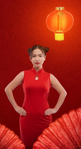 Asiatische Chinesin in einem Cheongsam-Kleid, die mit einem umgekippten Ausdruck steht Frohes chinesisches Neujahr