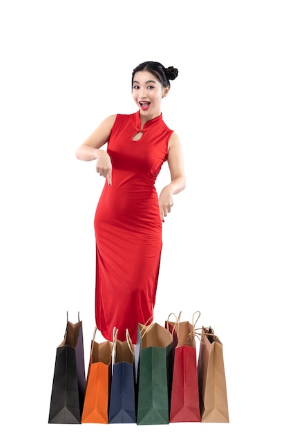 Asiatische Chinesin in einem Cheongsam-Kleid mit Einkaufstüten